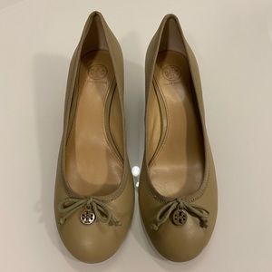 Tory Burch Chelsea Wedge Sandbox Tan Brown Shoe